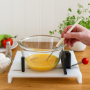 Multifunktionales Fixierbrett Schneidebrett mit Saugfüßen und Metallstiften – Spülmaschinenfest, Anpassbar für Rechts- und Linkshänder, 29,5 x 31,5 cm, weiß