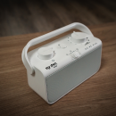 ELLA MEA 100 – Tragbarer TV-Sprachverstärker mit innovativer Audio-Technologie, kabellos, 30 m Reichweite, USB-C, für perfekte Sprachverständlichkeit