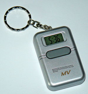 Schlüsselanhänger mit sprechender Uhr silber-metallic
